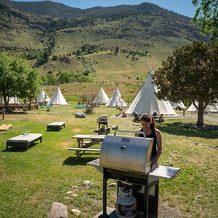 Dreamcatcher Tipi Hotel Gardiner Exterior photo