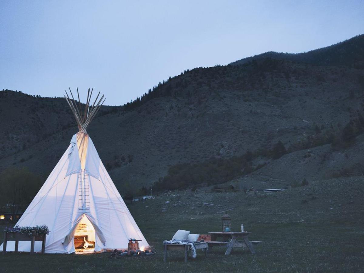 Dreamcatcher Tipi Hotel Gardiner Exterior photo